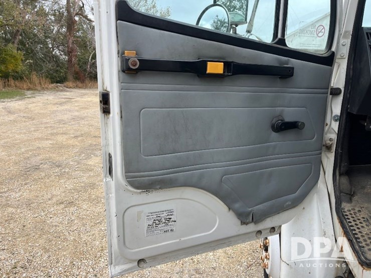 1995-freightliner-fl70-image-47