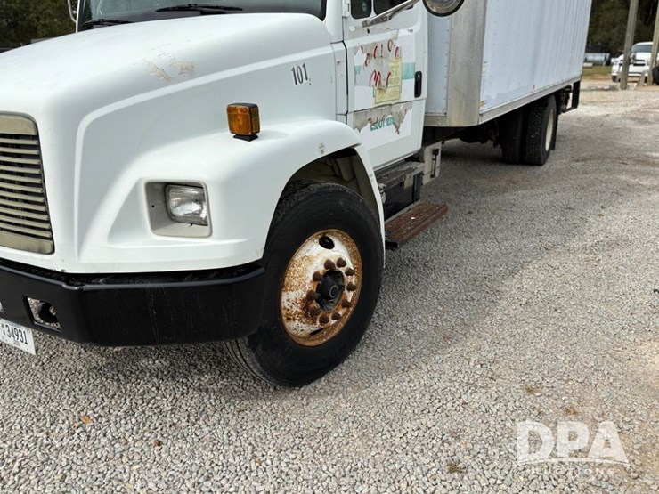 2000-freightliner-fl70-image-19