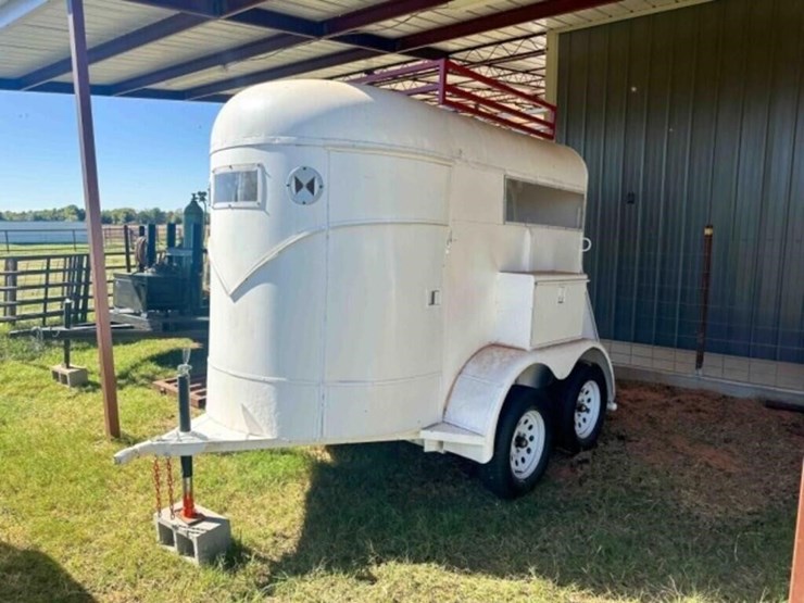 2-horse-bumper-pull-horse-trailer-image-1
