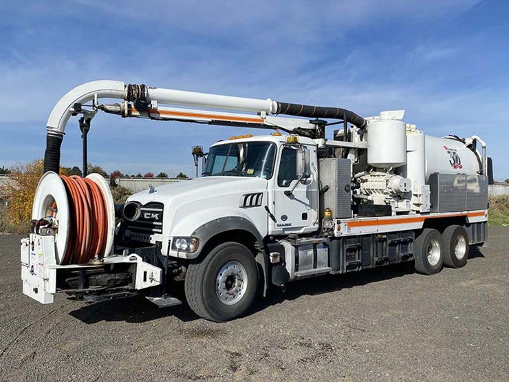 2017-mack-granite-gu713-image-1