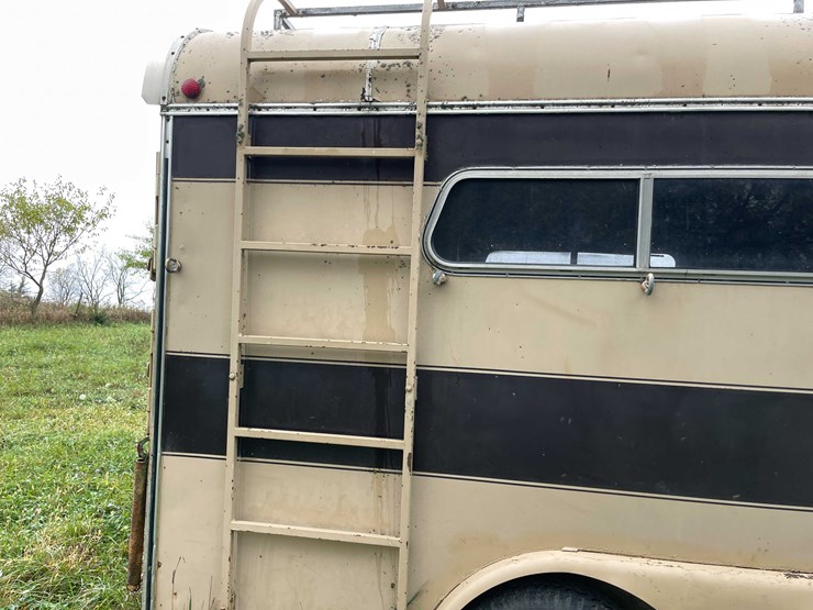 #8044-•-1986-3-horse-gooseneck-camper-trailer-(no-title)-image-37