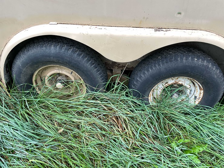 #8044-•-1986-3-horse-gooseneck-camper-trailer-(no-title)-image-34