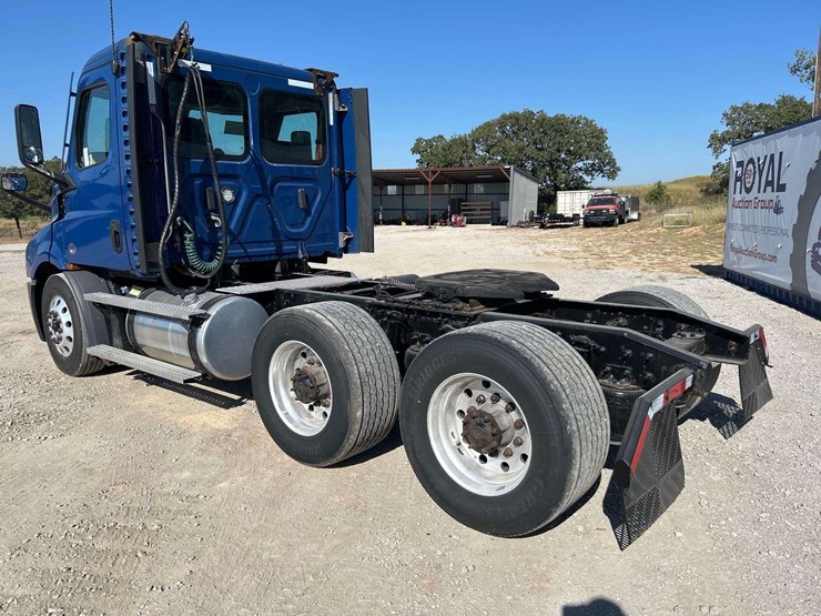 2021-freightliner-cascadia-116-image-2