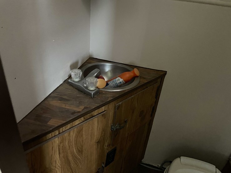 #8044-•-1986-3-horse-gooseneck-camper-trailer-(no-title)-image-65