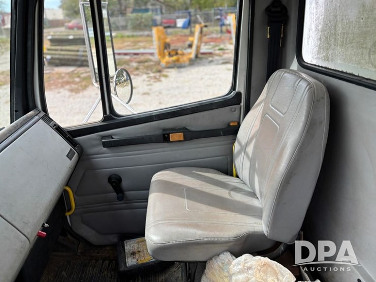 2000-freightliner-fl70-image-47