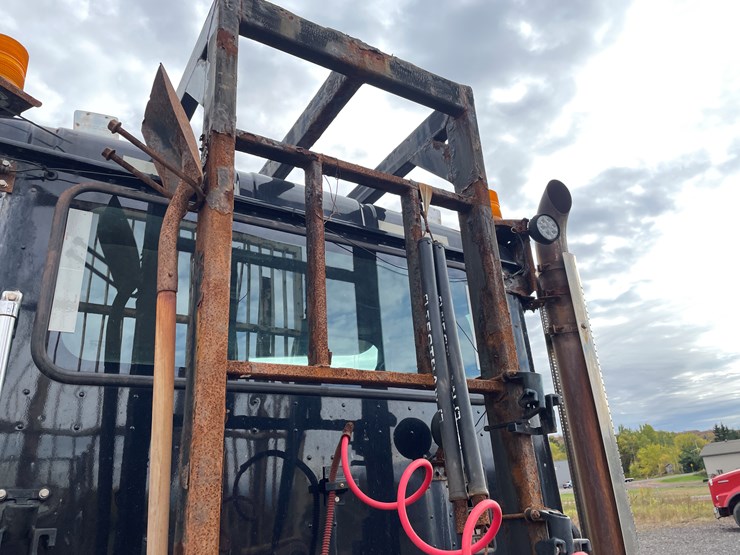 #1002-•-2021-international-semi-tractor-(has-mi-title)-image-10