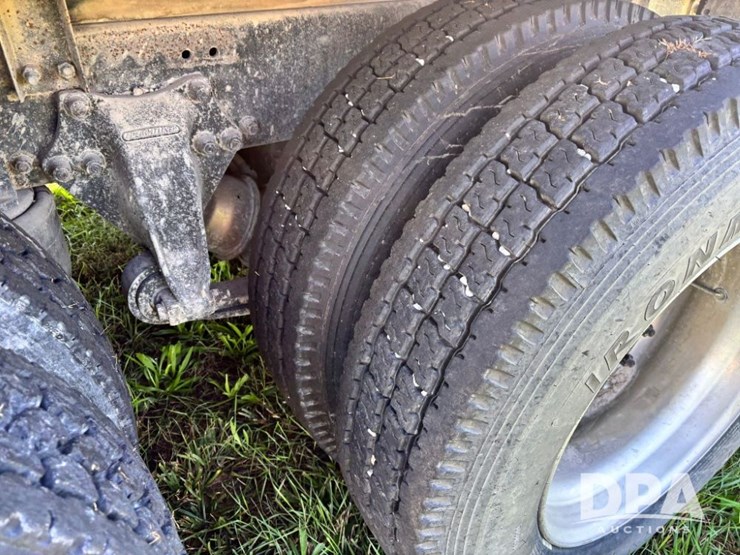 1993-freightliner-fld120-image-34