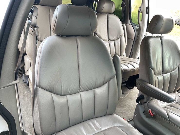 1999-chrysler-town-&-country-image-95