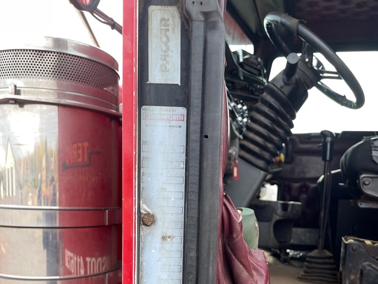 #1001-•-2004-kenworth-semi-tractor-(has-mi-title)-image-61