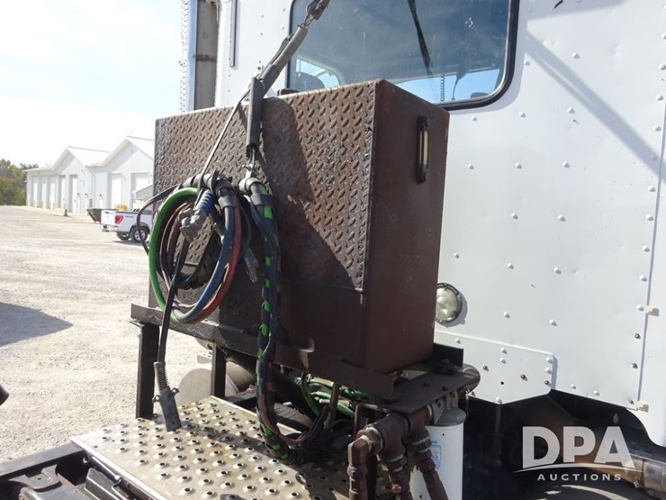 2017-freightliner-coronado-day-cab-glider-truck-(pz13993,-unit-725)-image-71