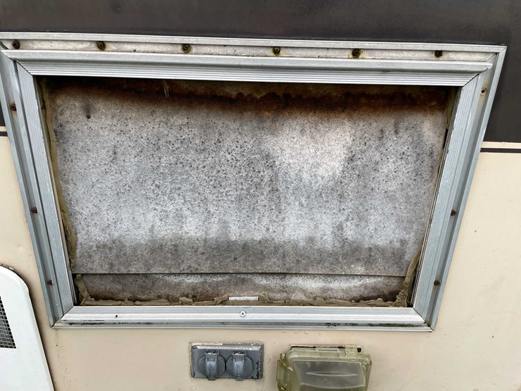 #8044-•-1986-3-horse-gooseneck-camper-trailer-(no-title)-image-13