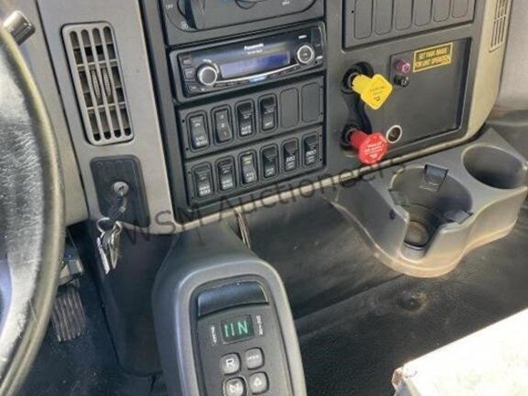 2015-international-7400-image-28