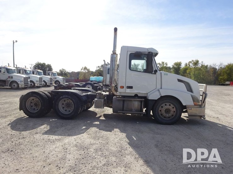 2007-volvo-vnl-day-cab-truck-(pz13987,-unit-110)-image-17