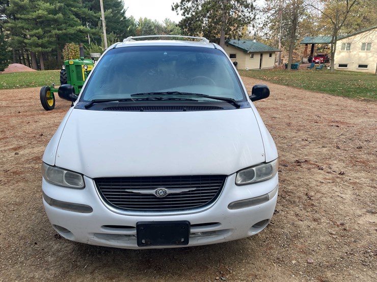1999-chrysler-town-&-country-image-2