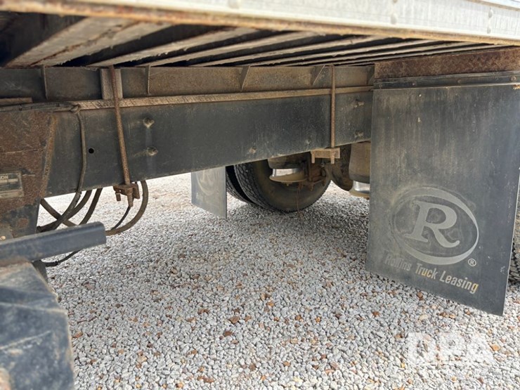 2000-freightliner-fl70-image-35