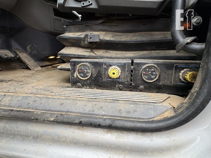 2015-peterbilt-567-image-25