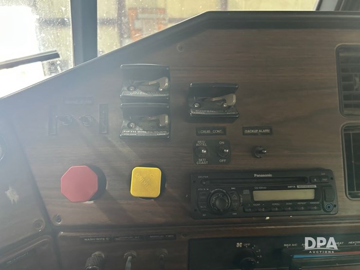 1999-freightliner-fld120-image-37