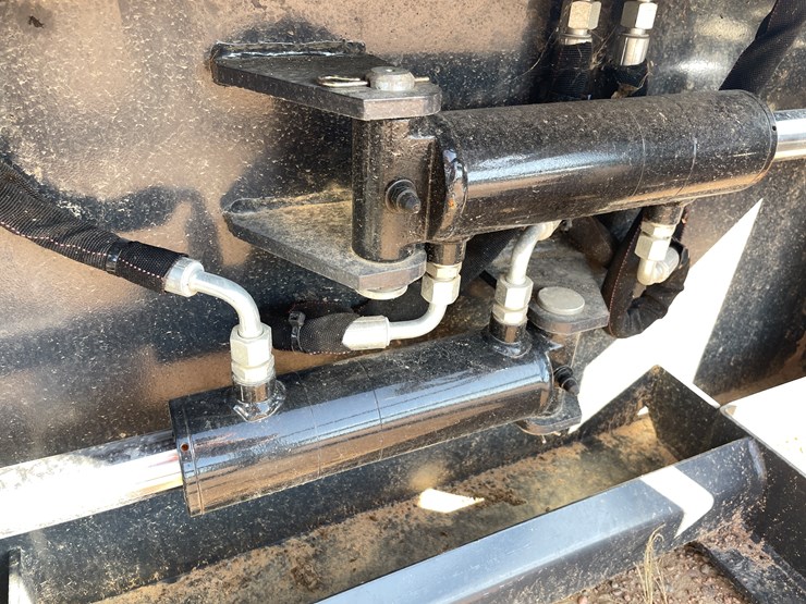 #4085-•-wolverine-skidsteer-bale-squeeze-attachment-image-11