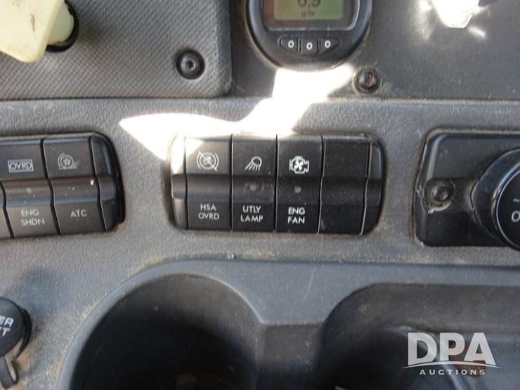 2018-freightliner-cascadia-day-cab-truck-(pz13986,-unit-405)-image-82