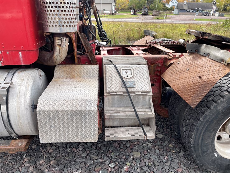 #1001-•-2004-kenworth-semi-tractor-(has-mi-title)-image-6