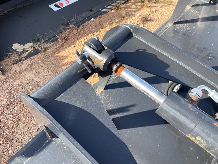 #4079-•-84"-smooth-faced-grapple-bucket-attachment-image-7