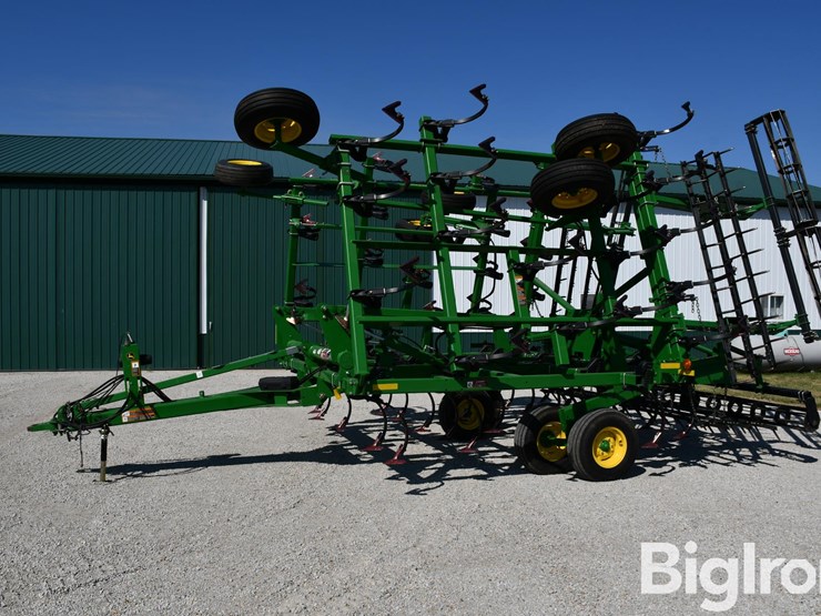 2013-john-deere-2210l-image-1