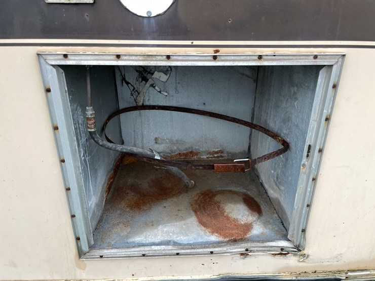 #8044-•-1986-3-horse-gooseneck-camper-trailer-(no-title)-image-16