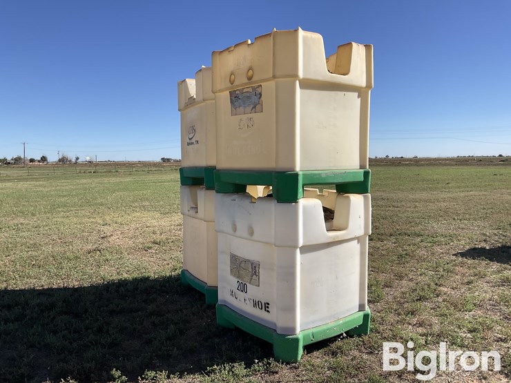 monsanto-250-gallon-liquid-fertilizer-poly-shuttles-image-3