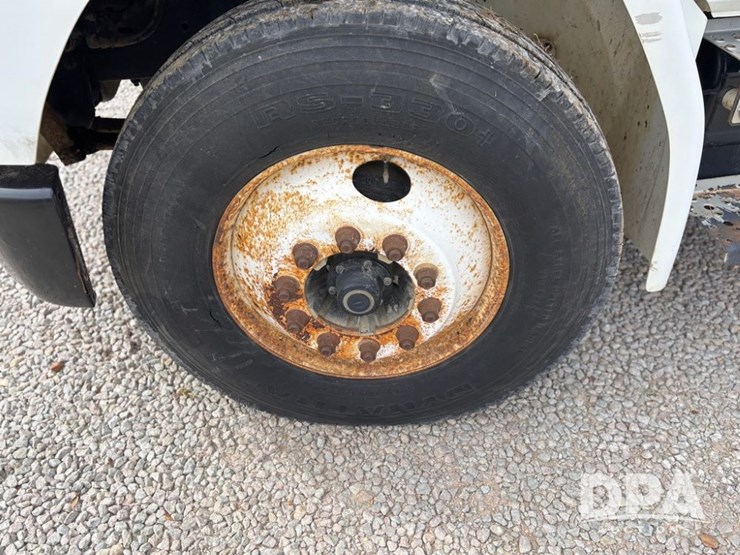 2000-freightliner-fl70-image-23