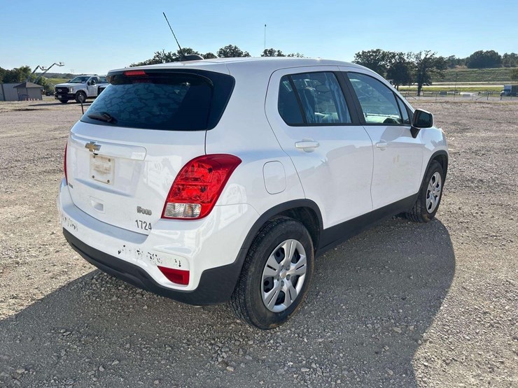 2017-chevrolet-trax-ls-suv-image-3