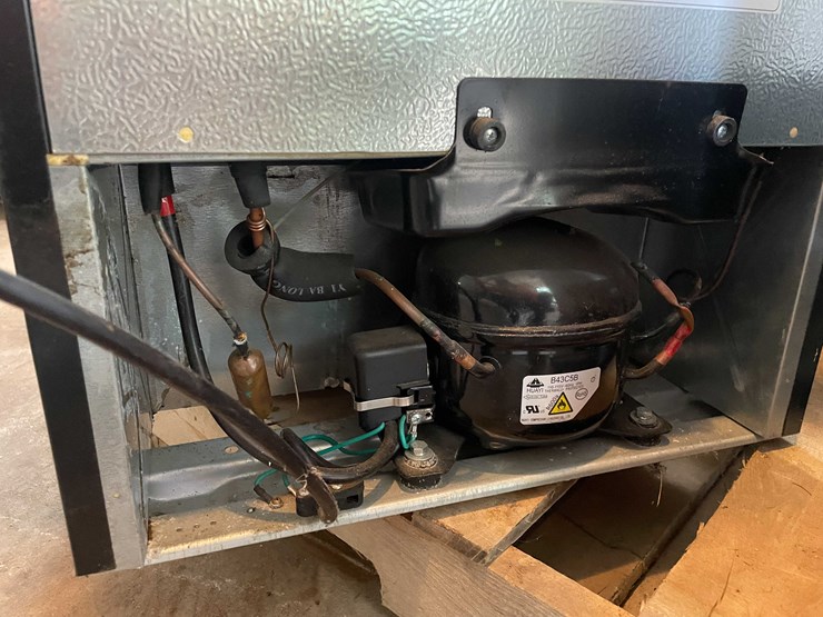 #6621-•-mini-fridge-image-13