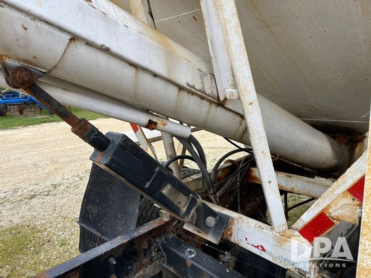 1995-freightliner-fl70-image-36