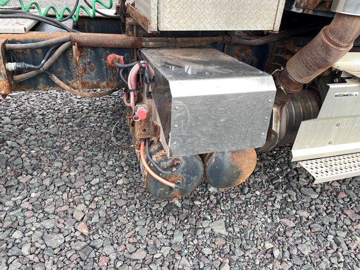 #1002-•-2021-international-semi-tractor-(has-mi-title)-image-19