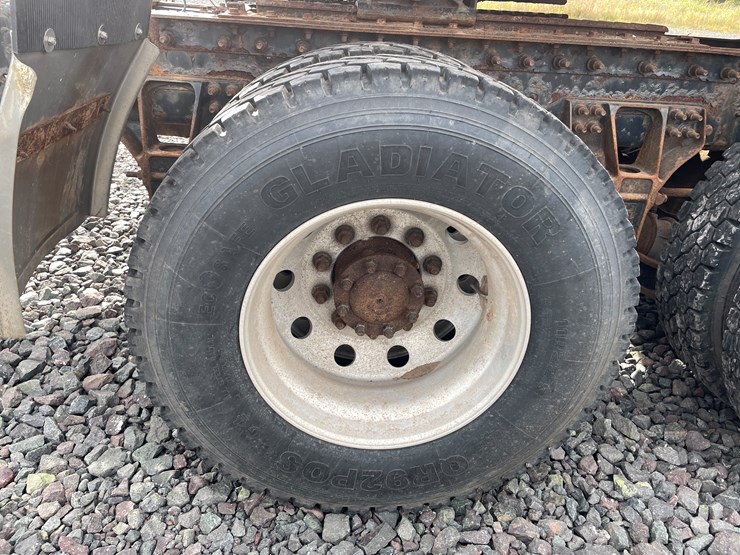 #1002-•-2021-international-semi-tractor-(has-mi-title)-image-62