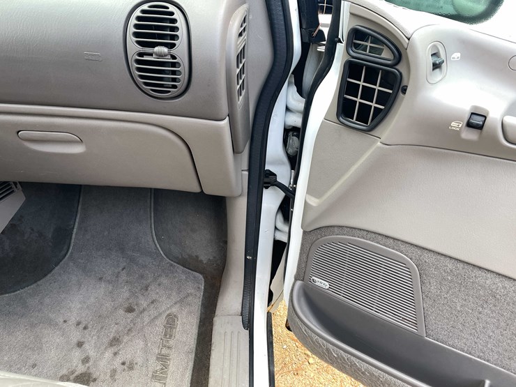 1999-chrysler-town-&-country-image-89