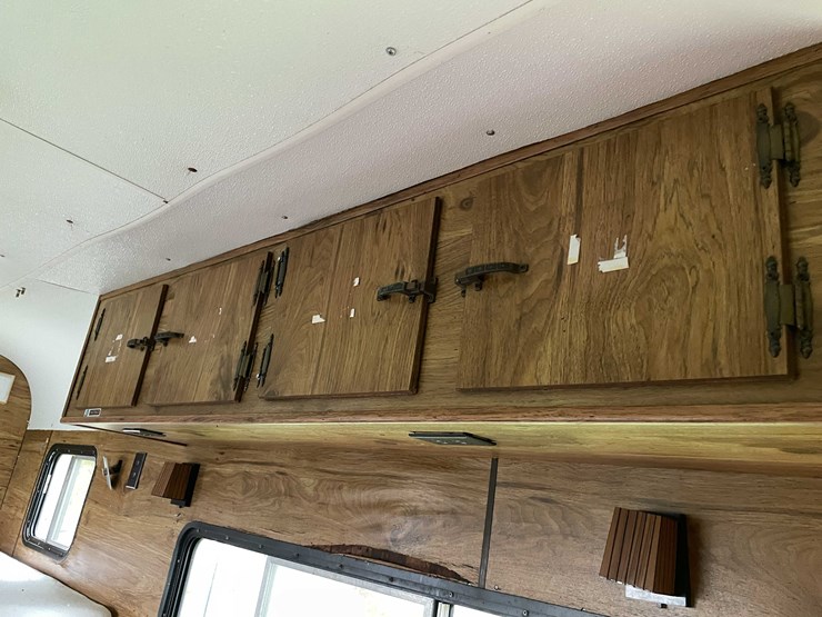 #8044-•-1986-3-horse-gooseneck-camper-trailer-(no-title)-image-66