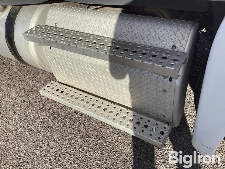 2013-freightliner-cascadia-125-image-19