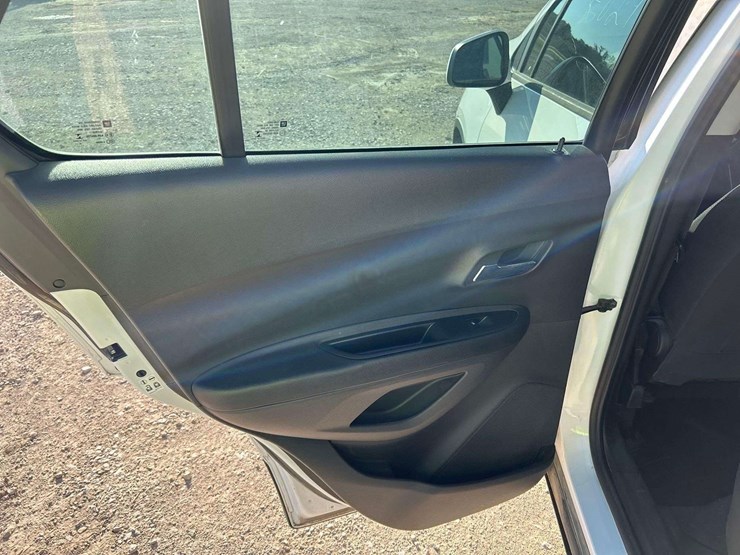 2017-chevrolet-trax-ls-suv-image-18