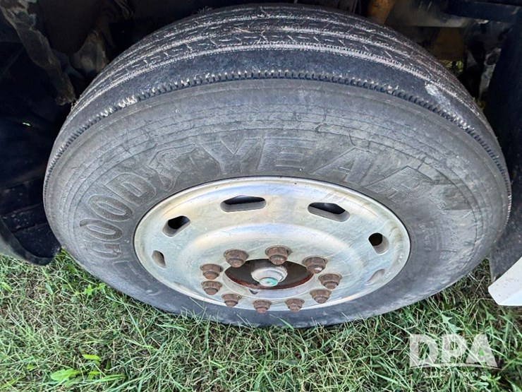 1993-freightliner-fld120-image-22