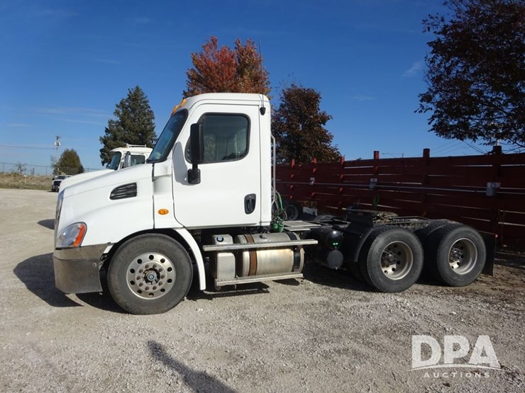 2018-freightliner-cascadia-day-cab-truck-(pz13986,-unit-405)-image-32