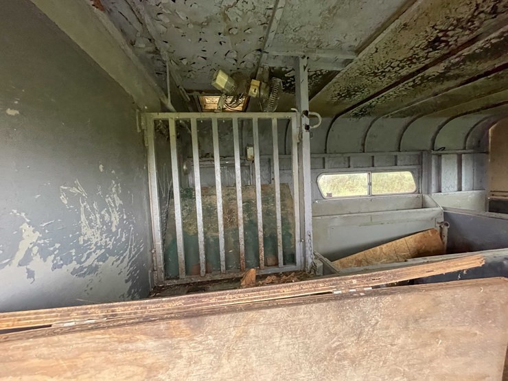 #8044-•-1986-3-horse-gooseneck-camper-trailer-(no-title)-image-52