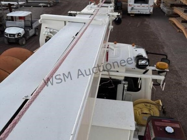 2012-freightliner-m2-106-image-29