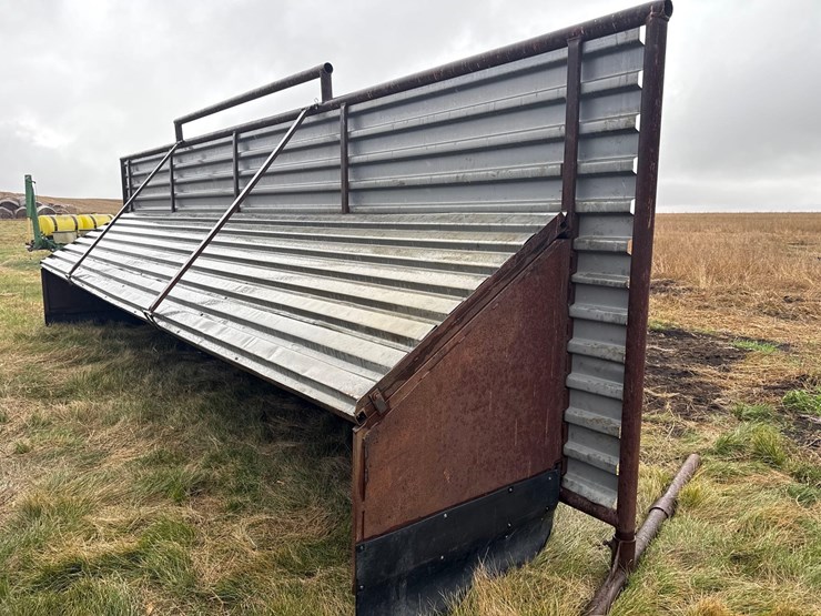 freestanding-windbreak-panel-and-calf-shelter-image-3