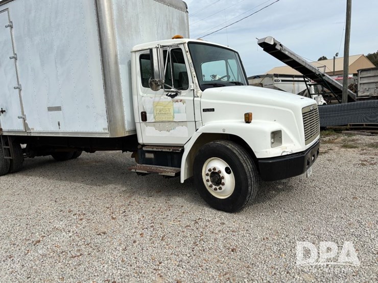 2000-freightliner-fl70-image-14