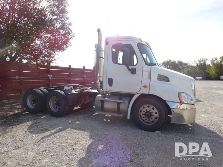 2018-freightliner-cascadia-day-cab-truck-(pz13986,-unit-405)-image-12