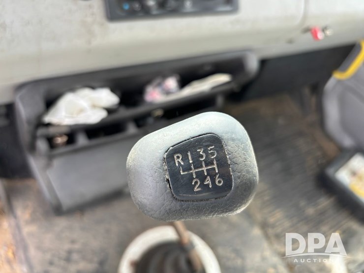 2000-freightliner-fl70-image-50