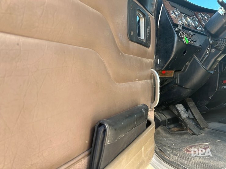 2004-peterbilt-379-image-35