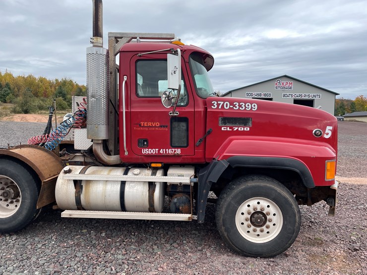 #1000-•-2005-mack-semi-tractor-(has-mi-title)-image-6
