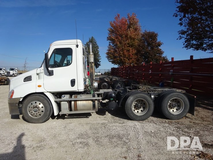 2018-freightliner-cascadia-day-cab-truck-(pz13986,-unit-405)-image-29