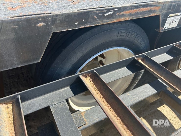 2012-neville-trailer-image-17